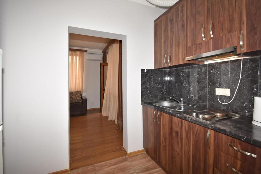 74/3New Building In The Center Of The Capital Apartman Jereván Kültér fotó