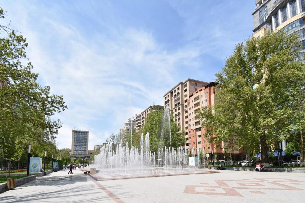 74/3New Building In The Center Of The Capital Apartman Jereván Kültér fotó